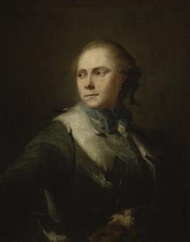 Portrait peint d'une femme en buste, vêtue d'une robe sombre garnie de fourrure et d'un ruban bleu, représentée de trois quarts sur un fond uni.