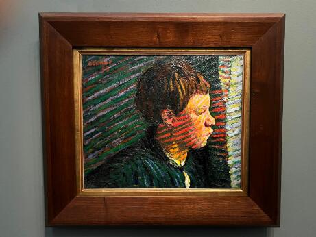 Peinture représentant le portrait de profil d'un jeune garçon, le visage traversé par des bandes de lumière colorées devant un fond strié.