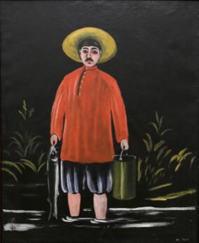 Peinture représentant un homme debout portant une tunique rouge et un large chapeau, tenant un poisson dans une main et un seau dans l'autre, sur un fond sombre.