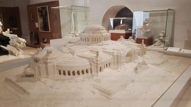Photographie montrant une maquette architecturale exposée dans un musée.