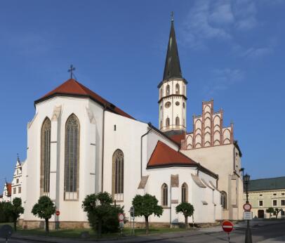 Église à nef unique avec clocher élancé et chevet polygonal.