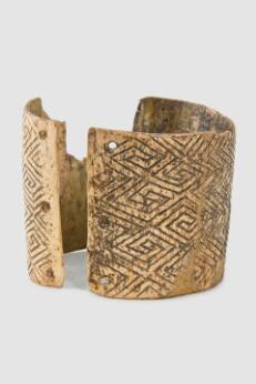 Preview of: Bracelet from Mizyn - undefined CC BY-NC-SA Bracelet en ivoire gravé de motifs géométriques.